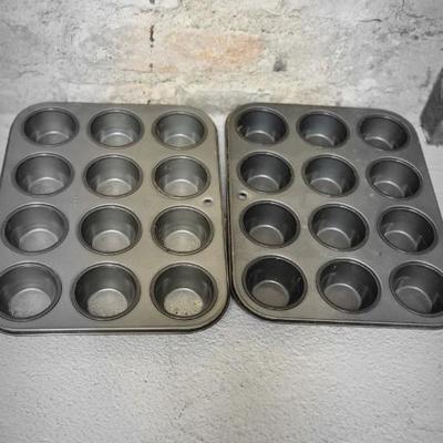Sale Photo Thumbnail #129: Nice lot of baking pans.