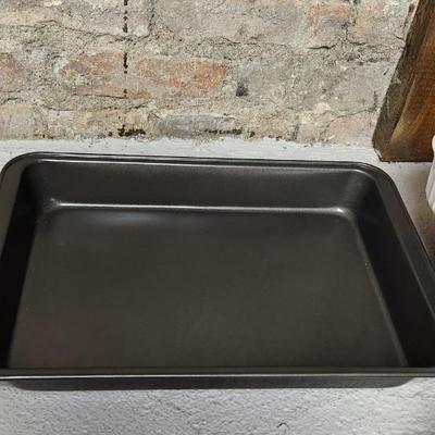Sale Photo Thumbnail #136: Nice lot of baking pans.