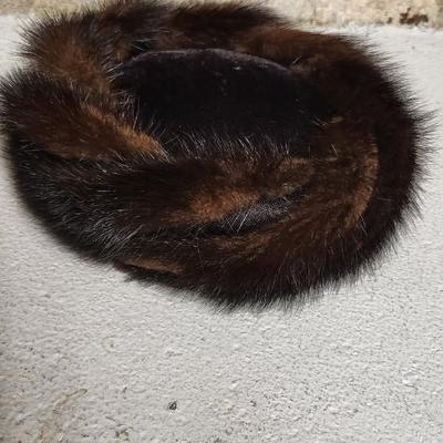 Sale Photo Thumbnail #172: Pair of vintage ladies hats with a DeLendrecies box in great shape. The fur is mink.