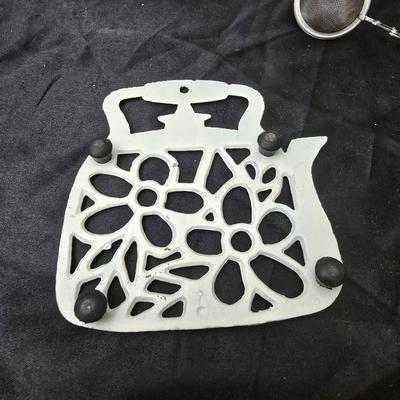 Birdhouse themed metal tea pot with four bird themed mugs - a metal tea pot trivet and a tea strainer