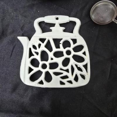 Birdhouse themed metal tea pot with four bird themed mugs - a metal tea pot trivet and a tea strainer