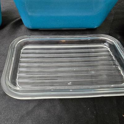 Three vintage Pyrex refrigerator dishes with lids and 1 extra lid! 1.5-pint Pyrex dishes