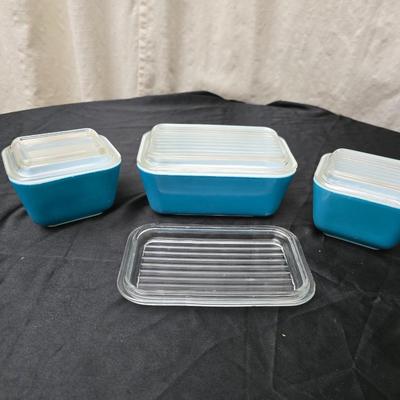Three vintage Pyrex refrigerator dishes with lids and 1 extra lid! 1.5-pint Pyrex dishes