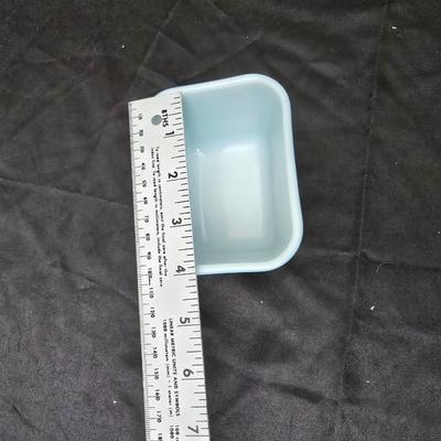 Three vintage Pyrex refrigerator dishes with lids and 1 extra lid! 1.5-pint Pyrex dishes