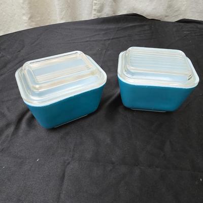 Three vintage Pyrex refrigerator dishes with lids and 1 extra lid! 1.5-pint Pyrex dishes