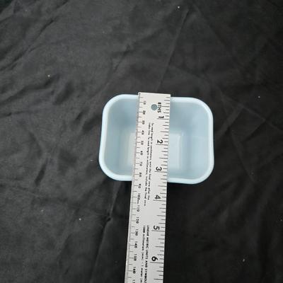 Three vintage Pyrex refrigerator dishes with lids and 1 extra lid! 1.5-pint Pyrex dishes