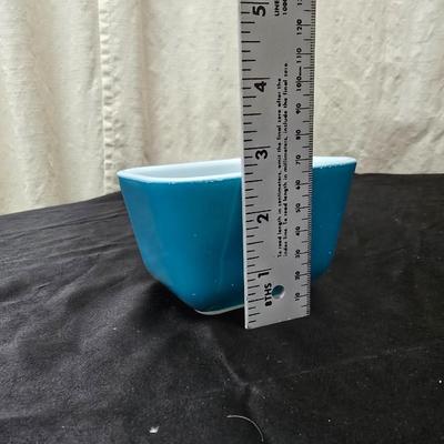 Three vintage Pyrex refrigerator dishes with lids and 1 extra lid! 1.5-pint Pyrex dishes
