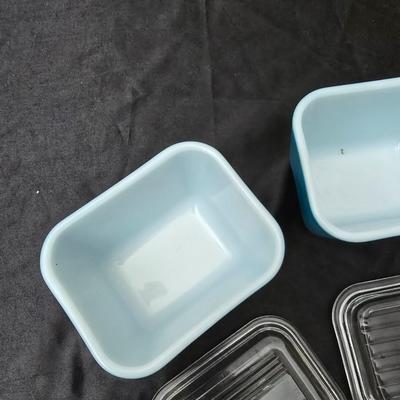 Three vintage Pyrex refrigerator dishes with lids and 1 extra lid! 1.5-pint Pyrex dishes