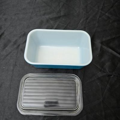 Three vintage Pyrex refrigerator dishes with lids and 1 extra lid! 1.5-pint Pyrex dishes