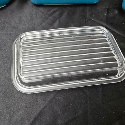Three vintage Pyrex refrigerator dishes with lids and 1 extra lid! 1.5-pint Pyrex dishes