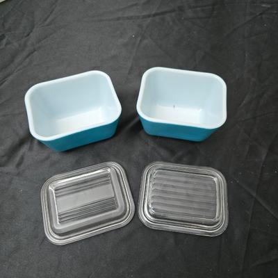 Three vintage Pyrex refrigerator dishes with lids and 1 extra lid! 1.5-pint Pyrex dishes