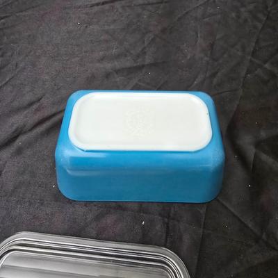 Three vintage Pyrex refrigerator dishes with lids and 1 extra lid! 1.5-pint Pyrex dishes