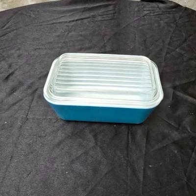 Three vintage Pyrex refrigerator dishes with lids and 1 extra lid! 1.5-pint Pyrex dishes