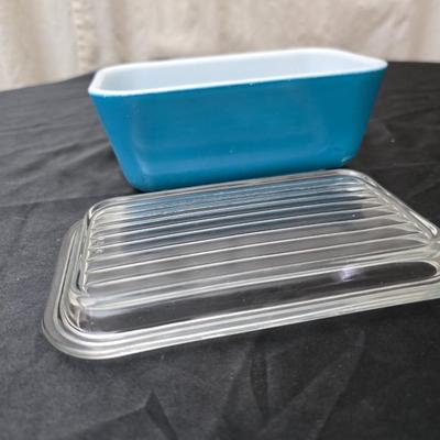 Three vintage Pyrex refrigerator dishes with lids and 1 extra lid! 1.5-pint Pyrex dishes