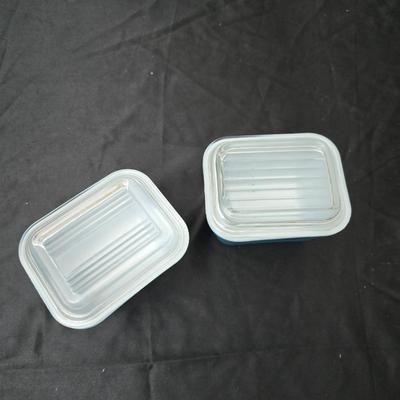 Three vintage Pyrex refrigerator dishes with lids and 1 extra lid! 1.5-pint Pyrex dishes