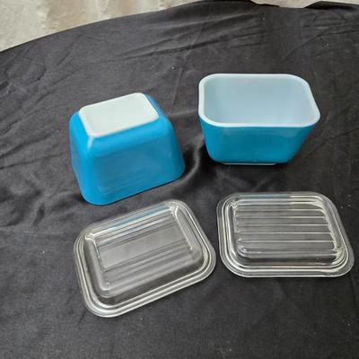 Three vintage Pyrex refrigerator dishes with lids and 1 extra lid! 1.5-pint Pyrex dishes
