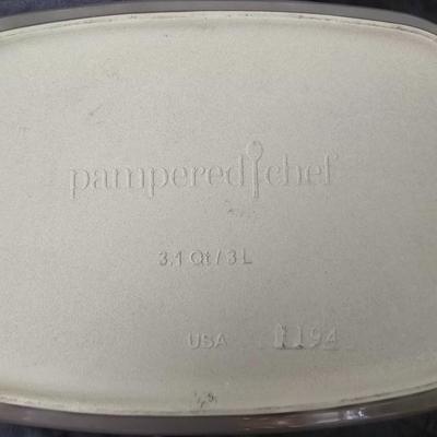Nice Pampered Chef 3.1 Qt lidded dish with assortment of matching wooden handled utensils