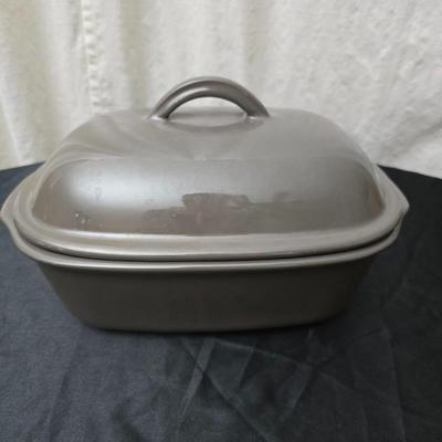 Nice Pampered Chef 3.1 Qt lidded dish with assortment of matching wooden handled utensils