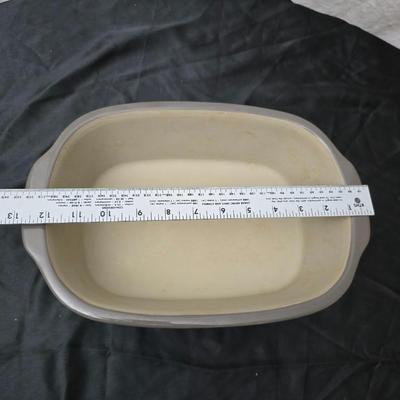 Nice Pampered Chef 3.1 Qt lidded dish with assortment of matching wooden handled utensils