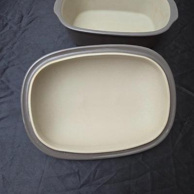 Nice Pampered Chef 3.1 Qt lidded dish with assortment of matching wooden handled utensils