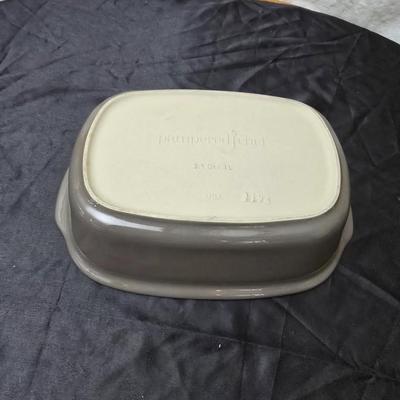 Nice Pampered Chef 3.1 Qt lidded dish with assortment of matching wooden handled utensils