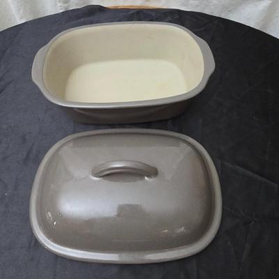 Nice Pampered Chef 3.1 Qt lidded dish with assortment of matching wooden handled utensils