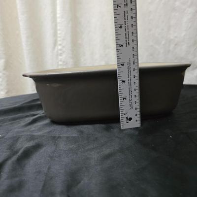 Nice Pampered Chef 3.1 Qt lidded dish with assortment of matching wooden handled utensils