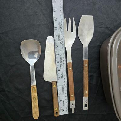 Nice Pampered Chef 3.1 Qt lidded dish with assortment of matching wooden handled utensils
