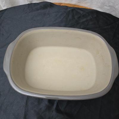 Nice Pampered Chef 3.1 Qt lidded dish with assortment of matching wooden handled utensils