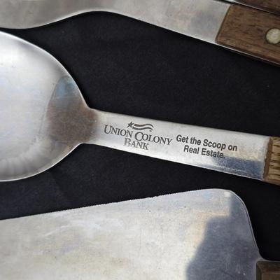 Nice Pampered Chef 3.1 Qt lidded dish with assortment of matching wooden handled utensils