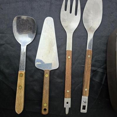 Nice Pampered Chef 3.1 Qt lidded dish with assortment of matching wooden handled utensils
