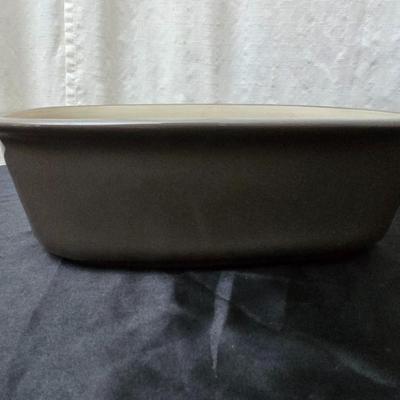 Nice Pampered Chef 3.1 Qt lidded dish with assortment of matching wooden handled utensils