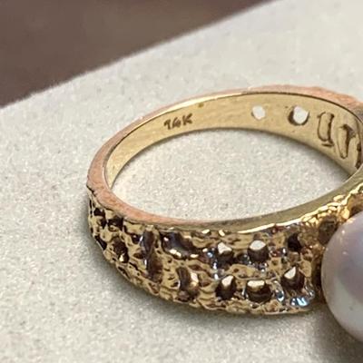 14k Yellow Gold Ring - 3.4 Grams size 4