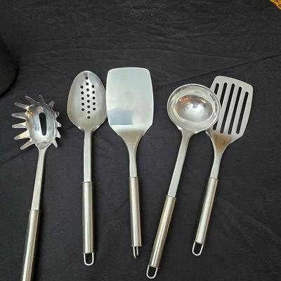 Market Centre utensil set with nice strainer pan