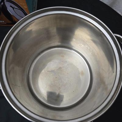 Market Centre utensil set with nice strainer pan