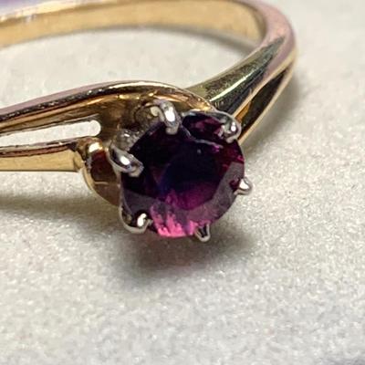 14k Yellow Gold Ring - 2.5 grams size 7.5