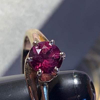 14k Yellow Gold Ring - 2.5 grams size 7.5