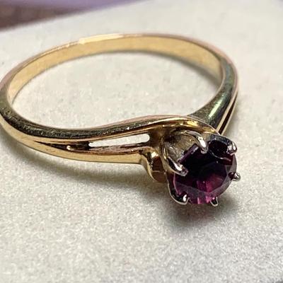 14k Yellow Gold Ring - 2.5 grams size 7.5