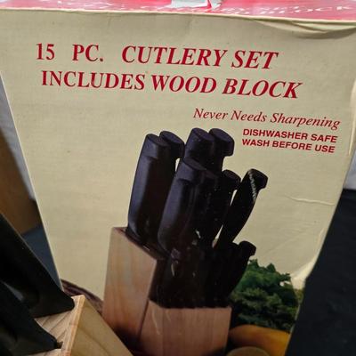 15 piece cutlery set with wood knife block - comes with cutting boards and cheese cutters