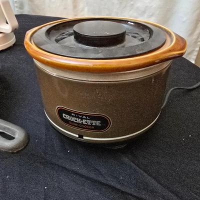 Perfect kitchen accessories for the camper! small coffee pot, cast iron frying pan, water thermos, egg organization and more