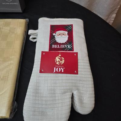 Brand new Kitchen accessories - utensils - Christmas themed oven mitts - table cloth - Drying mat - Kitchen aid silicone oven mitts