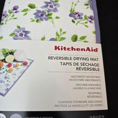 Brand new Kitchen accessories - utensils - Christmas themed oven mitts - table cloth - Drying mat - Kitchen aid silicone oven mitts