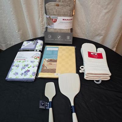Brand new Kitchen accessories - utensils - Christmas themed oven mitts - table cloth - Drying mat - Kitchen aid silicone oven mitts