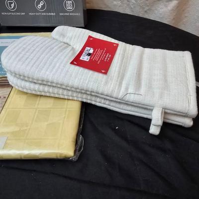 Brand new Kitchen accessories - utensils - Christmas themed oven mitts - table cloth - Drying mat - Kitchen aid silicone oven mitts