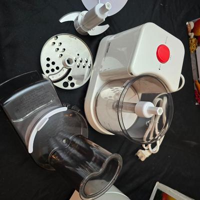 Betty Crocker micro food processor with Waring High performance Juice extractor