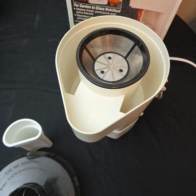 Betty Crocker micro food processor with Waring High performance Juice extractor