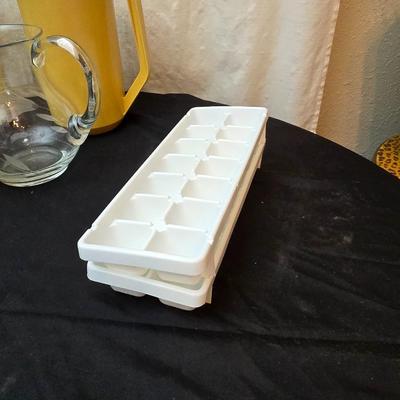 Set of 6 juice glasses - ice cube trays - glass water pitcher and two plastic Rubbermaid pitchers