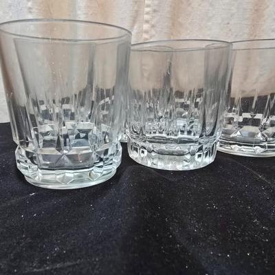 Set of 6 juice glasses - ice cube trays - glass water pitcher and two plastic Rubbermaid pitchers