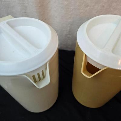 Set of 6 juice glasses - ice cube trays - glass water pitcher and two plastic Rubbermaid pitchers