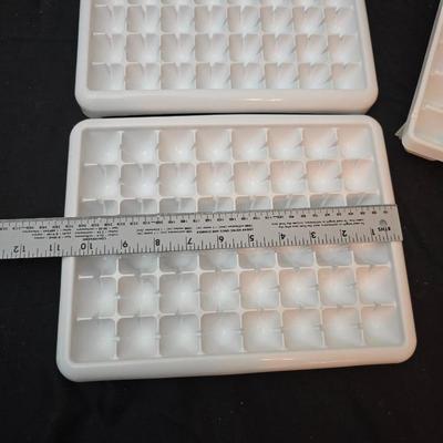 Set of 6 juice glasses - ice cube trays - glass water pitcher and two plastic Rubbermaid pitchers